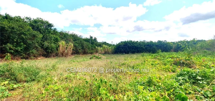 2.89 arpents Industrial Land For Sale in Pailles