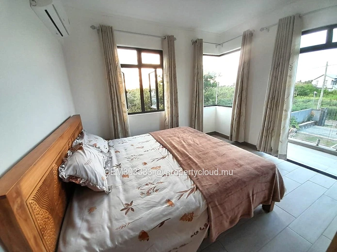 5-bedroom furnished house with large yard for rent – Pereybere
