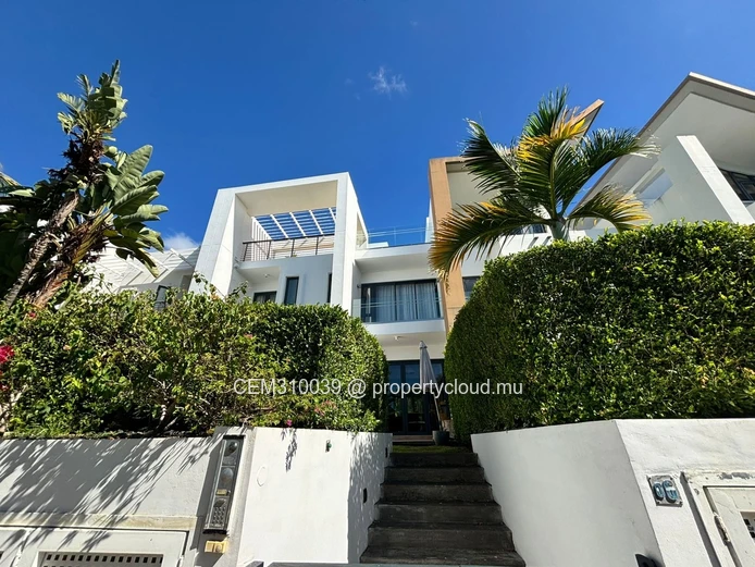 FOR SALE, Elegant Coastal Townhouse | Sea View | Accessible to Foreign Buyers