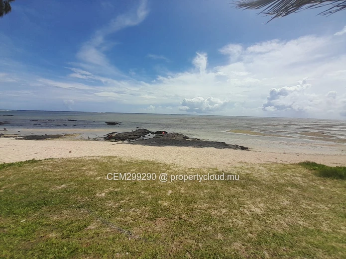  Individual beachfront Villa for Sale in Souillac