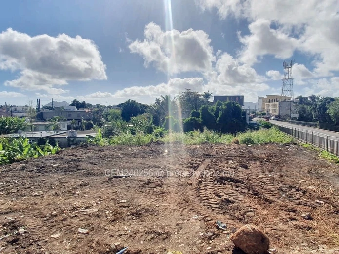 Commercial and residential plot for sale on the main road of Castel-Eau Coulee 