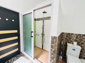 6 Bedroom Apartment