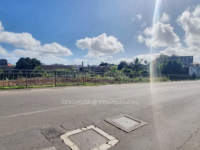 Commercial and residential plot for sale on the main road of Castel-Eau Coulee 