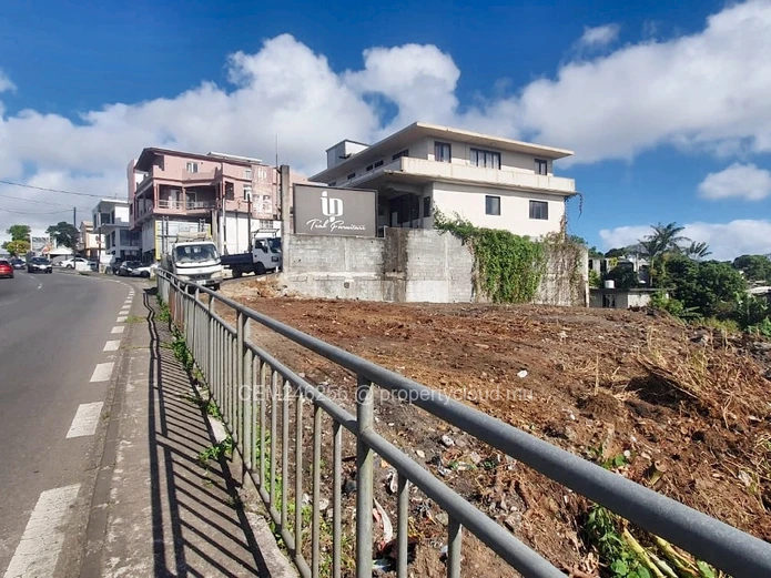 Commercial and residential plot for sale on the main road of Castel-Eau Coulee 