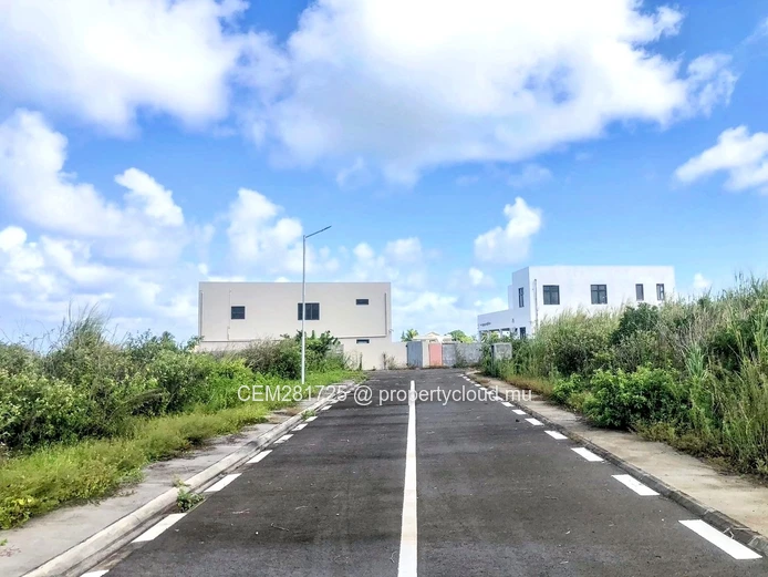 Residential land - Morcellement South Coast For Sale in Souillac.