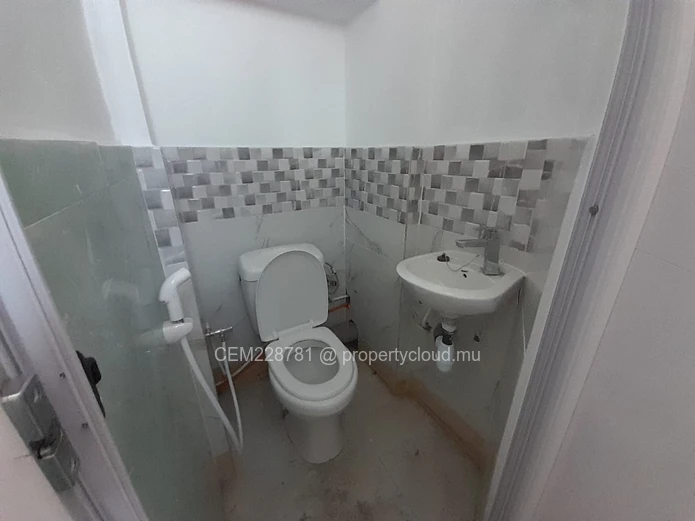 For rent commercial space of 2000p2 near the royal road at Rose Hill