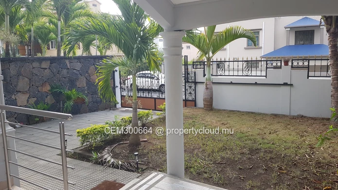  Furnished ground-floor apartment for rent – Trou aux Biches