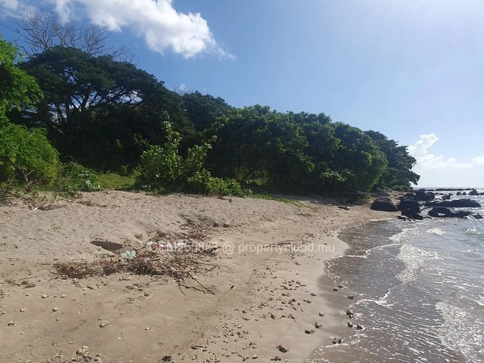 58 perches – Beachfront Land for Sale in Pointe aux Sables