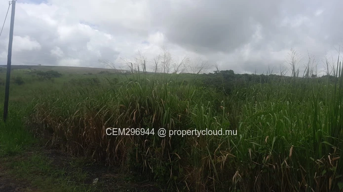 2,57 arpents Large Land For Sale In Trianon