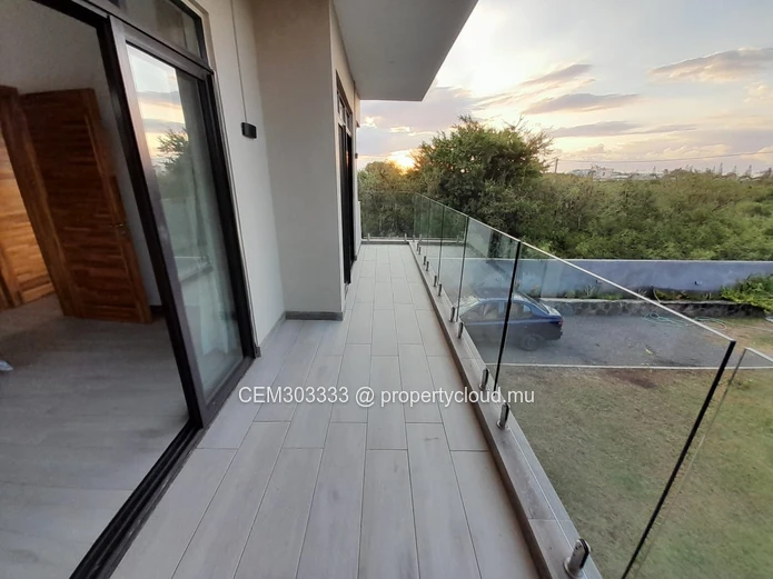 5-bedroom furnished house with large yard for rent – Pereybere