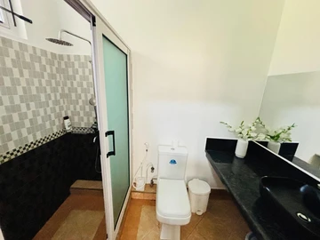 6 Bedroom Apartment