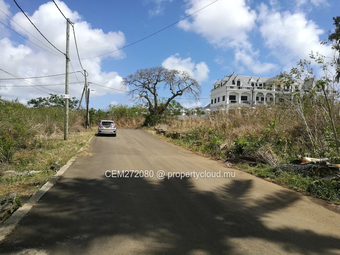 Residential Land for Sale – 395 Toise(s), St Antoine, North