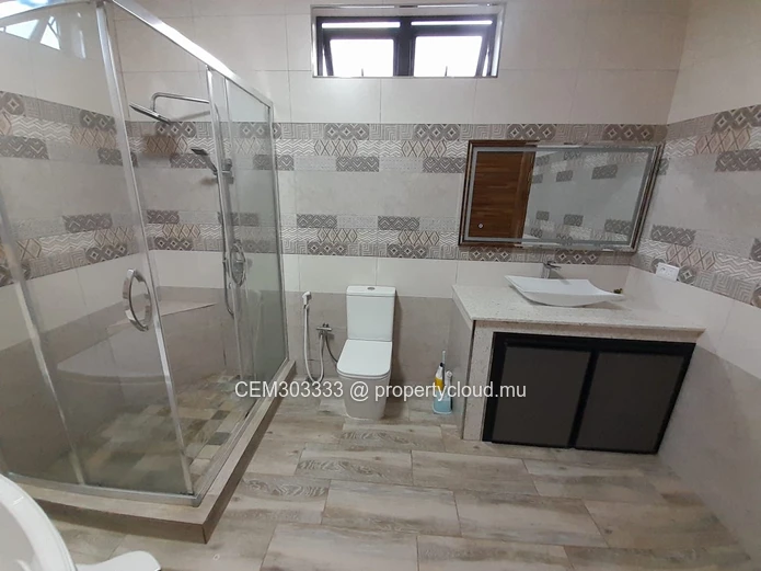 5-bedroom furnished house with large yard for rent – Pereybere