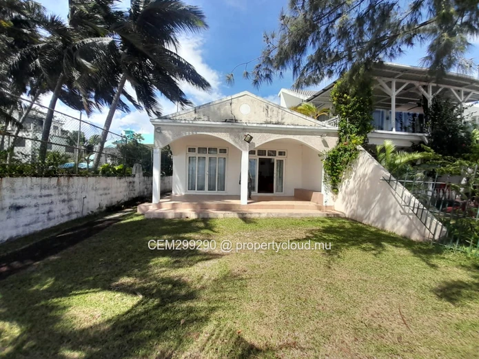  Individual beachfront Villa for Sale in Souillac
