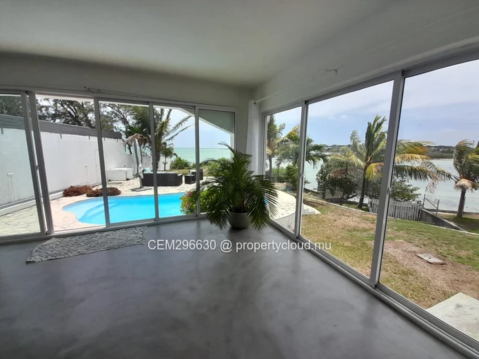 Luxurious Seafront Villa for Sale – Calodyne