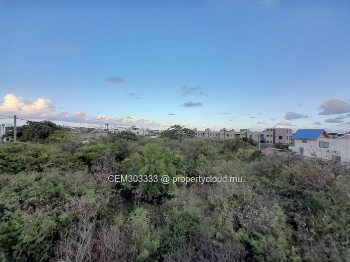 5-bedroom furnished house with large yard for rent – Pereybere