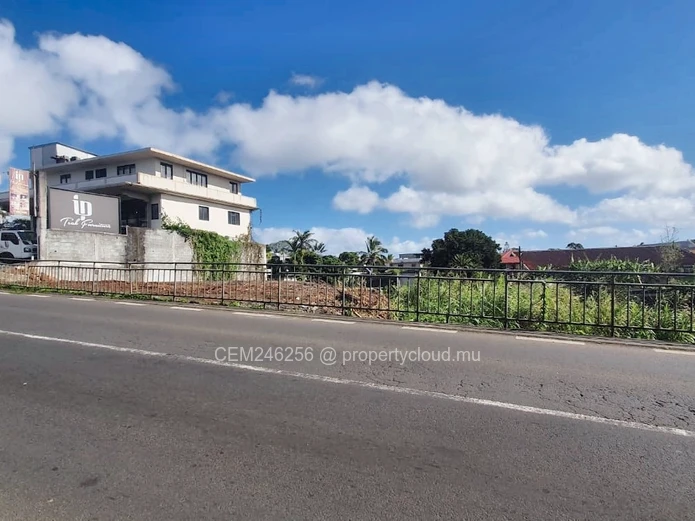 Commercial and residential plot for sale on the main road of Castel-Eau Coulee 