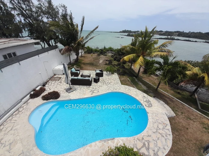 Luxurious Seafront Villa for Sale – Calodyne