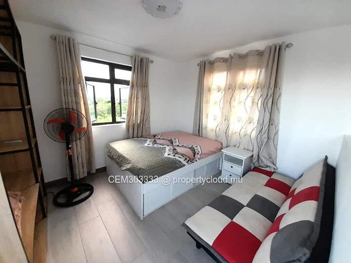 5-bedroom furnished house with large yard for rent – Pereybere