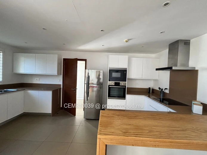FOR SALE, Elegant Coastal Townhouse | Sea View | Accessible to Foreign Buyers