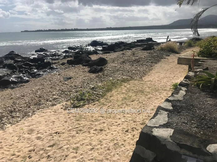 Stunning Beachfront Villa for Sale – Tamarin
