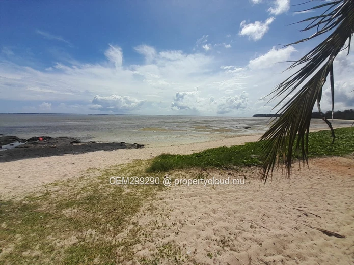  Individual beachfront Villa for Sale in Souillac