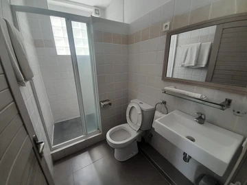 18 Bedroom Hotel
