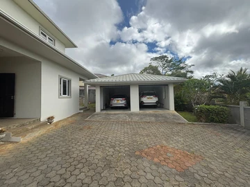 6 Bedroom House