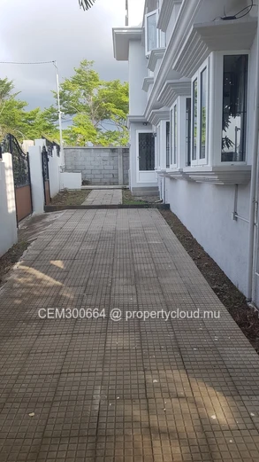  Furnished ground-floor apartment for rent – Trou aux Biches