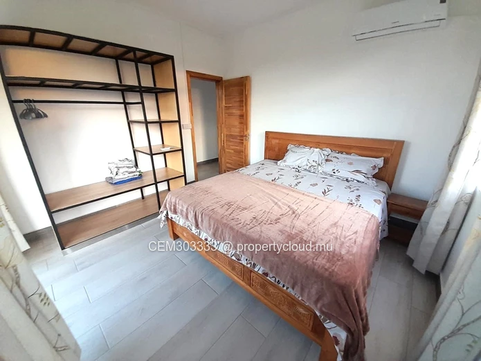 5-bedroom furnished house with large yard for rent – Pereybere