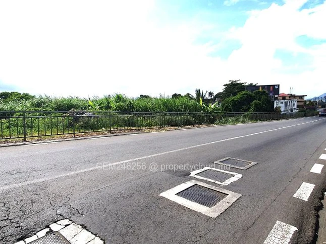 Commercial and residential plot for sale on the main road of Castel-Eau Coulee 