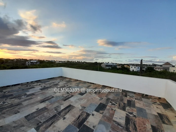 5-bedroom furnished house with large yard for rent – Pereybere
