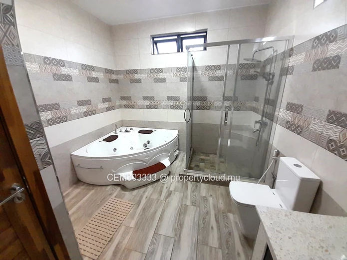 5-bedroom furnished house with large yard for rent – Pereybere