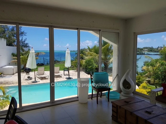 Luxurious Seafront Villa for Sale – Calodyne