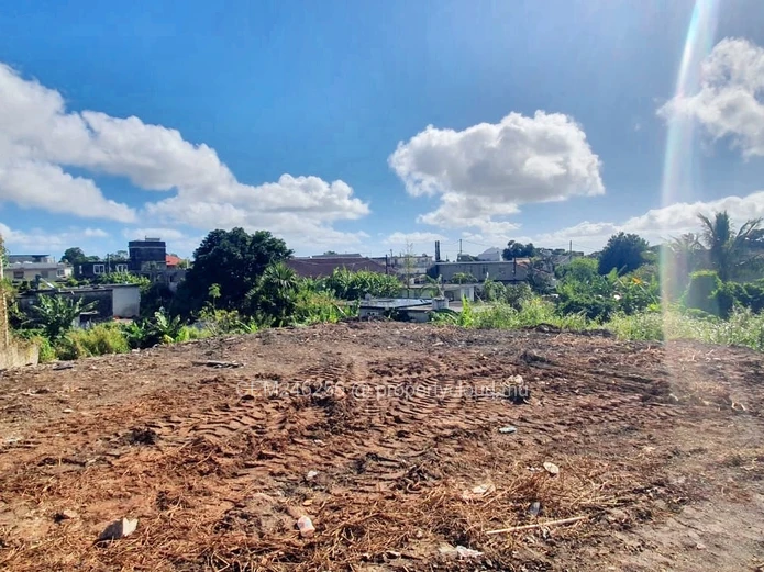 Commercial and residential plot for sale on the main road of Castel-Eau Coulee 